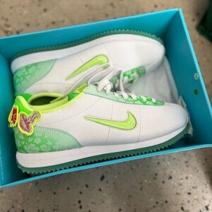 Women’s 9.5 Nike sneakers